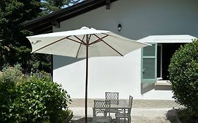 Casa Del Custode: Renovated Flat With Garden In A Villa Near The Lake